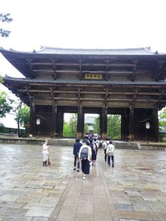 東大寺南大門から大仏殿へ向かいます