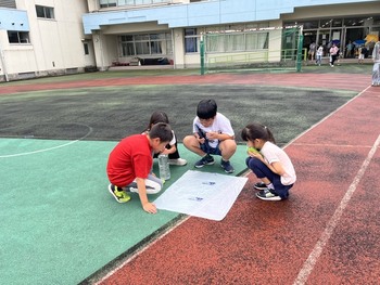 水の流れる方向を確かめます。