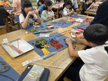 生き物の模様に工夫を加えています。
