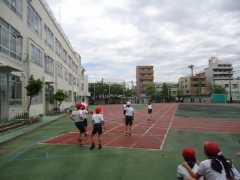 校庭で徒競走の練習