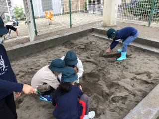 公園で砂遊びをする子供たちの様子