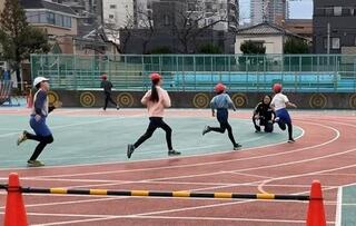 ���K�̐��ʂ𔭊����Ă���l�q�B