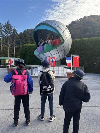 �������[���h�X�N�G�A�ɍs�����l�q�B