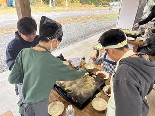 �Z���搶�Ƃ��т�H�ׂ�l�q�B