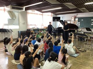 �ӗ~�I�Ɋw��ł���l�q�B