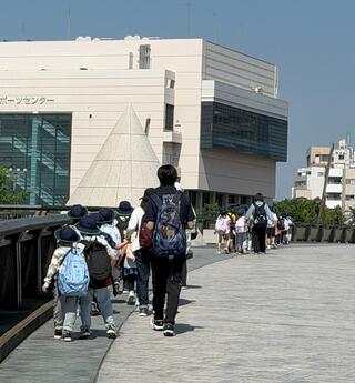 天候に恵まれ、歩いて公園に向かっています。
