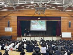 �N�C�Y�����Ă���l�q