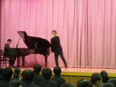 安川さんが来て卒業生のためにコンサート