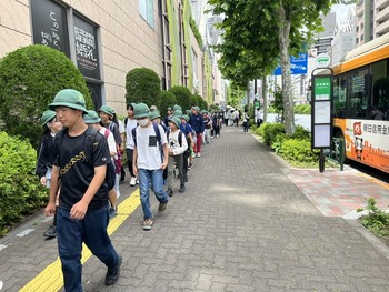 六年生が観劇をしました。