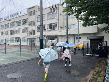 雨の中の登下校