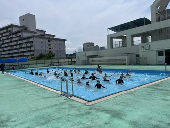 六年生 今年最初の水泳です。