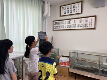 母校の歴史を学ぶ子供たち