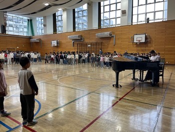 素晴らしい歌声が体育館に響きました。