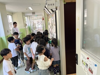 一年生が校内探検をしました。