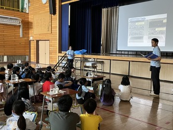 四年生が水道の学習を進めています。
