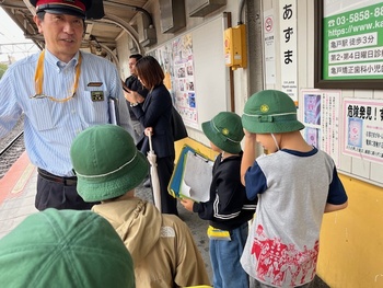 二年生が町たんけんに出かけました。