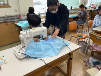 エプロン作り頑張っています。