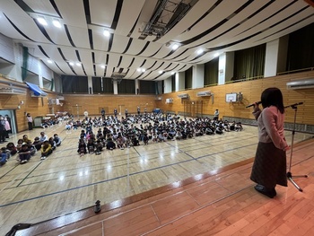 連休明けの朝会の様子