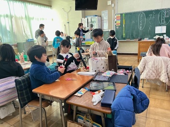 みんなでおもちゃを作りました。